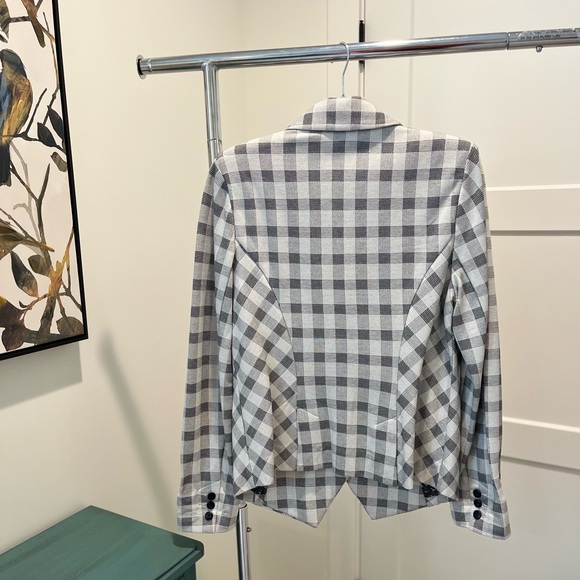 CAbi fitted grey/white checked blazer. Size 10. Stretchy - Picture 2 of 6
